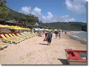 Chiringuitos y reposeras en la Playa Joo Fernandes - Bzios - Brasil